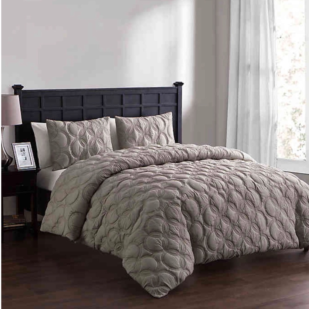 VCNY Atoll Circular Taupe Conforter Bedding Set